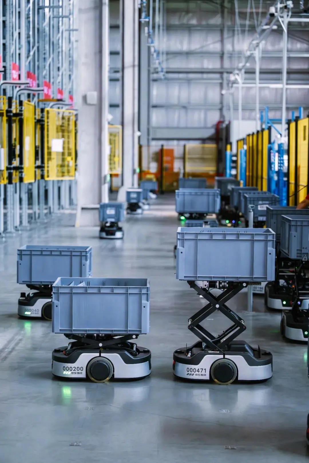 京东物流首个海外智狼仓在英国投用 部署近200台机器人员工