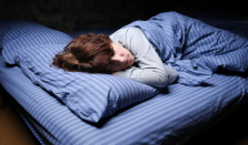 睡觉时猛然一抖是身体在求救吗 70%的人会经历入睡惊跳现象