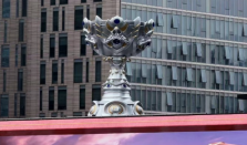 成都春熙路现巨型LOL冠军奖杯雕塑 LOL总决赛预计为成都带来多少文旅收入