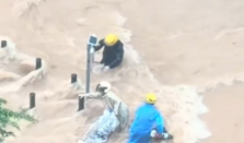“水深到了大腿处，很怕她呛水！”暴雨中惠州一女子骑电动车险被急流冲走，两