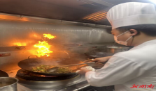 一天炒400多份辣椒炒肉，95后总厨把地方菜做成“人气王” 经济要闻 华声经济