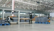 为何必须是“人形”？优必选创始人详解机器人进厂