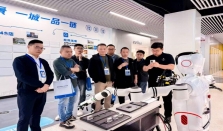 一套人马一个门店干9种业务，这家湖南机器人公司开启“炸街”模式 经济要闻 华声经济