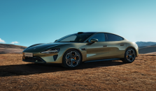 雷军宣布最后一台初代小米SU7正式下线 颜色为橄榄绿