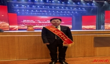 “奖章挂到墙上，功夫得长在手上”——记全国五一劳动奖章获得者易天华 经济要闻 华声经济