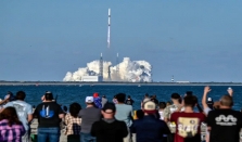 马斯克、贝佐斯角逐新赛道 SpaceX、蓝色起源开发太空数据中心技术