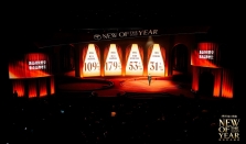 2026天猫超级新品盛典现场颁发年度商业人物奖，致敬行业领军者