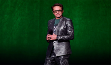小罗伯特·唐尼佩戴欧米茄星座系列天文台腕表亮相CinemaCon 2026
